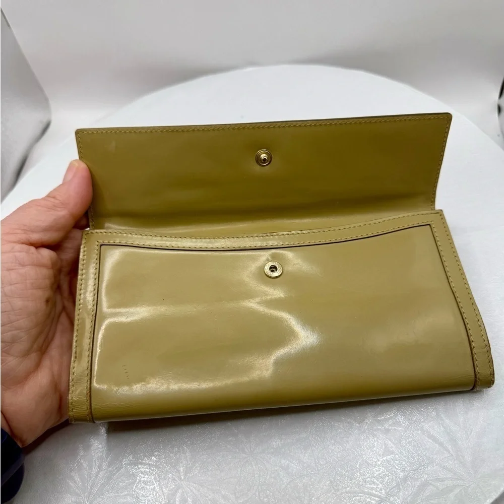 Gucci Beige‎ Leather Unisex Wallet with Gold Enamel Lock